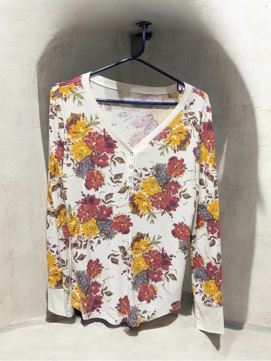 Time and Tru Tops - Time and Tru Cream Floral V-Neck Henley Top with Red Accents NIP/NWOT